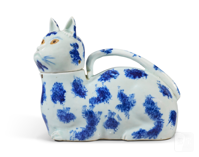 BOURDALOUE EN FORME DE CHAT EN PORCELAINE BLEU BLANC  CHINE, DYNASTIE QING, XVIIIE-XIXE SIÈCLE